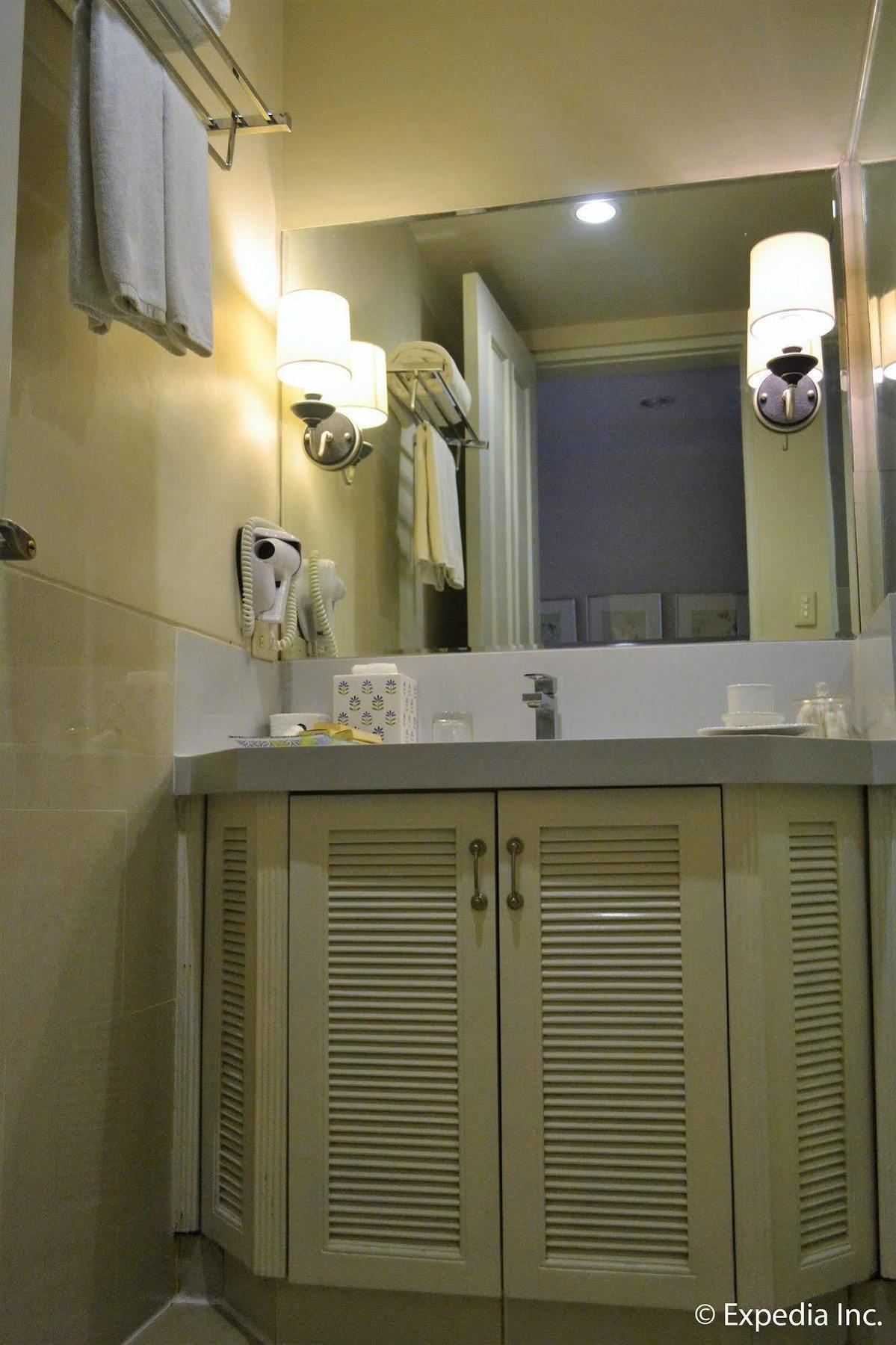 Discovery Country Suites Tagaytay City Exterior photo